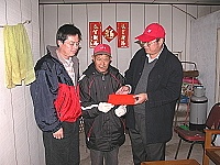 　北竿鄉長王朝生代表縣長慰問中低收入戶及殘障人士。（圖／文：陳鵬雄）