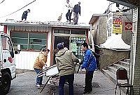 東引鄉國清週工作,清潔人員協助拆除清運大型廢棄招牌。(圖/文:陳其敏)