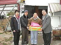 　莒光鄉長、鄉代主席挨家挨戶分送橘子、年糕，提前向鄉親賀年。（圖／文：陳樂團）