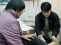 　李孝醫師讓縣立醫院的白袍更多了笑容與陽光。（圖／文：張登傑）
