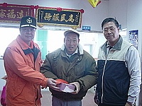 馬祖海巡隊長黃漢松代表署長發放莒光鄉貧戶春節慰問金。(圖/文:陳樂團)