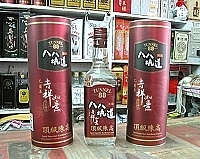 　新一批八八坑道頂級陳年高粱酒包裝很應景，讓人感受雞年的氣息。（圖／文：曹重偉）