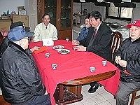 　縣長陳雪生、民政局長林其達拜訪榮民之家，與老人家們一起閒話家常。（圖／文：曹重偉）