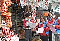 　連江縣消防局昨日舉行春節擴大防火宣導，動員義消大隊、鳳凰志工至各村宣導防火防災注意事項。（圖／文：張登傑）