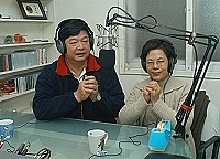 　縣長陳雪生以及夫人陳秀蘭昨日前往馬祖電台進行春節祝賀錄音，在空中向馬祖鄉親拜年。（圖／文：張登傑）