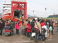 　返鄉人潮最高峰！「臺馬輪」在小年夜及除夕共搭載了七百餘位乘客返馬，福澳港邊人聲鼎沸、相當熱鬧。（圖／文：曹重偉）