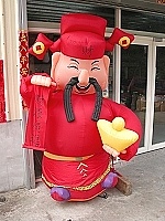 　初四迎財神！因為當天是好日子，不少店家就提前開張囉，擺出大大的財神爺吸引顧客。（圖／文：曹重偉）