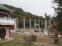 　塘岐運動場舊球館正拆除重建，完工後室內空間全島最大。（圖／文：陳鵬雄）