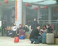 　霧鎖兩馬，昨日約有五十餘名乘客受困在馬尾港客運大樓，所幸中午以後濃霧逐漸散去，所有乘客都能如願返回馬祖。（圖／文：張登傑）