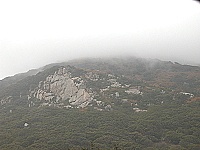 　北竿壁山頂能見與否，是機場開關的重要指標。（圖／文：陳鵬雄）