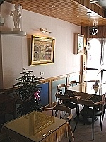 　馬祖村陳姓業者將店內掛飾換上自己新作品，讓店家儼然就像一座藝廊。（圖／文：曹重偉）