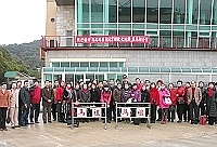 「兩馬同春鬧元宵聯歡交流團」來訪,成員幾乎都是第一次來,通關前特別與縣長陳雪生合影留念。(圖/文:曹重偉)