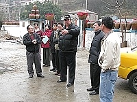 　縣長陳雪生率相關人員前往津沙分校現勘，與該村意見領袖直接溝通，以解決分校荒廢已久的再利用問題。（圖／文：曹重偉）