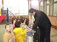 　縣長陳雪生前往介壽附幼探視，還準備了小朋友們最喜歡的糕餅糖果當見面禮。（圖／文：曹重偉）