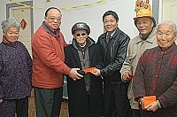 　台北市長樂縣同鄉會總幹事陳國華昨日代表該會前往大同之家關懷老人。（圖／文：張登傑）
