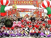 　司令程中將、連江縣陳縣長與馬祖軍民開心合影互道恭禧，祝福大家身體健康、雞年如意。（圖／文：蘇晉正）
