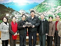 　福州馬尾區聯歡交流團團長李祥棟（左三）代表福州馬尾經濟文化交流合作中心致贈紀念品給縣長陳雪生。（圖／文：曹重偉）