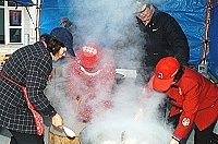 莒光社區媽媽為迎神隊伍準備午餐。（圖／文﹕張登傑攝）
