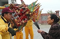 莒光村民虔誠的祈禱。（圖／文﹕張登傑攝）