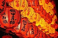 芹壁境天后宮大紅燈籠高高掛。（圖／文﹕張登傑攝）