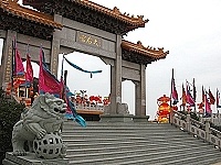 花燈配上旗幟，讓馬祖境天后宮的元宵氣氛更濃厚。（圖／文：曹重偉）