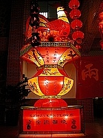 主題花燈之一：金雞報曉，由馬尾經濟文化交流合作中心致贈。（圖／文：曹重偉）