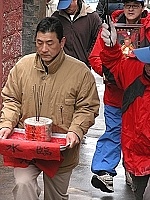 東引信眾昨天到天后宮迎請「臨水奶」到民間餐廳擺暝。(圖/文:陳其敏)