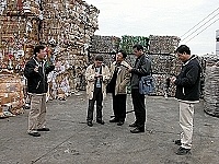 　日籍環保專家外川健一教授一行來訪，實地走進資源回收場以了解馬祖相關工作的執行情形。（圖／文：曹重偉）