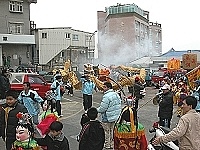 　東引鄉「白少爺」迎神隊伍首次舉行全境遊行，所經之處熱鬧非凡。（圖／文：陳其敏）