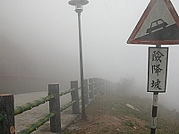 　大霧籠罩，北竿壁山能見度不及二十公尺，開車上山要小心。（圖／文：陳鵬雄）