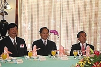 　縣長陳雪生參加全國縣市長新春座談會並發言提案；他的座位在總統陳水扁及總統府秘書長游錫（方方土）隔壁。（圖：連江縣政府提供）