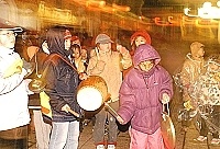 　金板境天后宮出巡繞境全村總動員，小朋友在風雨中賣力地敲打鼓板。（圖／文：張登傑）