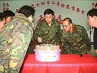 馬防部於日前舉辦慶生餐會,司令程中將與壽星們一同吹蠟燭、切蛋糕,在大家的祝福中許下願望。(圖/文:江承翰)