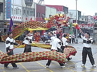 北竿鄉日前舉辦元宵節慶祝活動,一九三旅官兵弟兄全力配合,表演舞龍舞獅與民同慶。(圖/文:蔡忠孝)