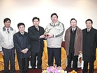 　福建省旅遊局局長黃曉炎（左三）代表金馬澎分會贈送金雞塑像給縣長陳雪生並向鄉親拜晚年，右二為國台辦交流局局長戴肖峰。（圖／文：曹重偉）