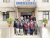 　地區榮獲環保署全國環境清潔競賽「優等獎」，局長陳秀華將獎座帶回與該局員工分享榮耀。（圖／文：曹重偉）