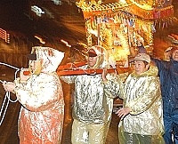 　山隴境白馬尊王廟昨日晚間舉行出巡繞境活動，山隴人全心投入。（圖／文：張登傑）