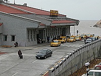 　北竿航站前大道，飛機一到，各地車輛一湧而上，動線受阻。（圖／文：陳鵬雄）