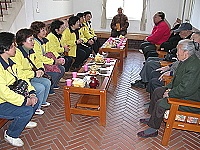 　大慈功德會來馬祖關懷弱勢族群，拜會大同之家時與年長鄉親茶敘，關心他們的生活狀況。（圖／文：曹重偉）