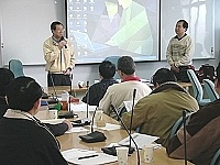 　立委曹爾忠就職後，第一次探訪銘傳連江碩職班，與同學面對面溝通。（圖：銘傳碩士在職班連江班提供）　