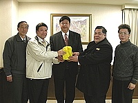 　連江縣體育會第三屆新任理事長由陳明生（左二）當選，並在縣長陳雪生監交下完成交接。（圖／文：曹重偉）