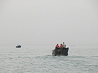 　海巡人員戒護下，越界漁船被帶回福澳港處置。（圖／文：陳鵬雄）