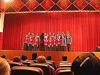 　婦女節慶祝大會首度邀請到文化局合唱團演出，多首童謠演唱讓依嬤們靜靜聆聽。（圖／文：曹重偉）