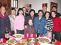 　仁愛村婦人陳依玉（中坐者）今年高齡九十九歲，昨天逢農曆正月廿九，其子王伙佺（前排右三）邀請親朋好友一起為她祝福。（圖／文：曹重偉）