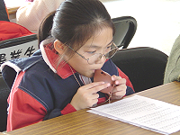 仁愛國小陶笛推廣首站前進板里國小,學生認真學習很陶醉。(圖:板里國小提供)