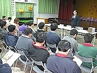 　銘傳大學公共事務學系碩士在職專班連江班第二屆招生說明會，吸引三十多位軍民鄉親前往了解。（圖／文：曹重偉）