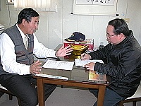　莒光鄉長柯玉官專程前往三菱旅行社拜會，與總經理劉德玉對談莒光觀光現況。（圖／文：曹重偉）