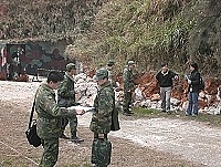 　連江縣衛生局與東引軍方針對衛生所新建大樓土地使用問題，進行會勘與協商。（圖／文：陳其敏）