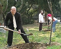 　縣府主任秘書林星寶昨日帶領百名學生、民眾共同種下希望與活力。（圖／文：張登傑）