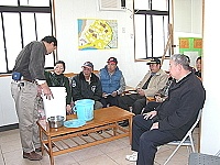 　環保局在北竿推廣廚餘回收，后澳村民學習如何處理廚餘。（圖／文：陳鵬雄）